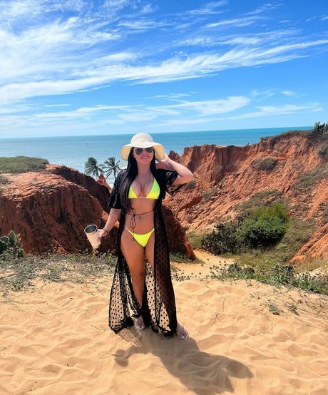 Haninha Lobato Privacy