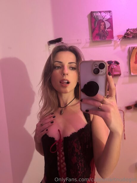 Cutesmartnudegirl