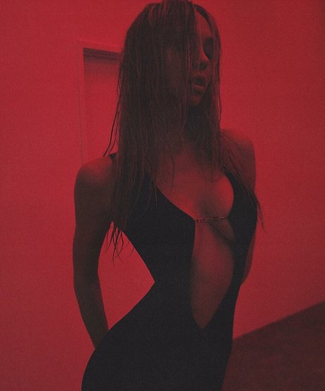 Alexis Ren