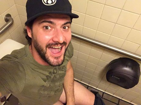 Officialtoekneeswanson