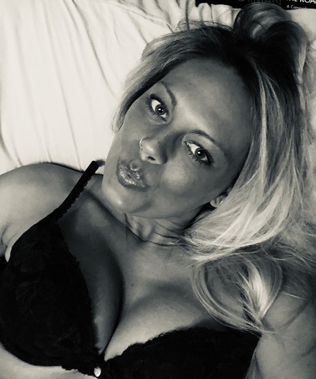 Nacktes geleaktes OnlyFans-Foto von  Country Lovin Sports Mama 