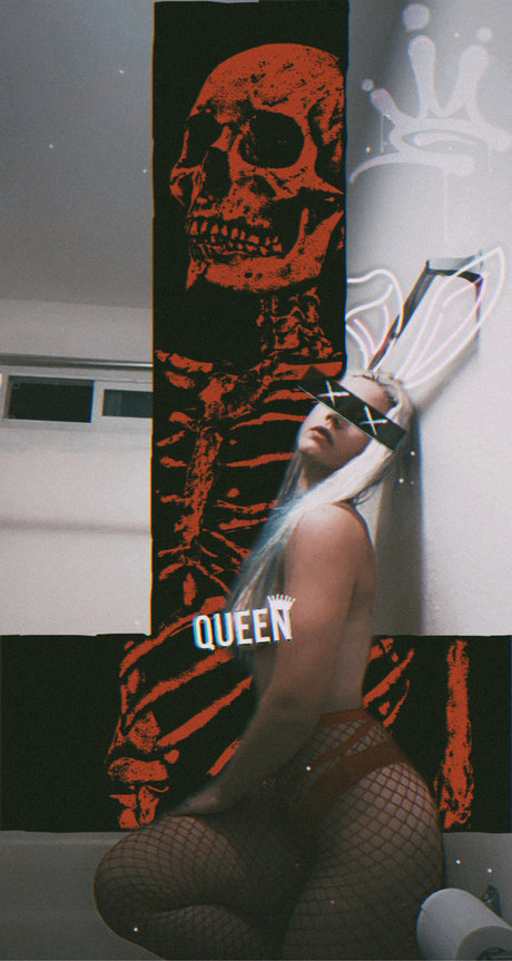 Thee Queen Swallower