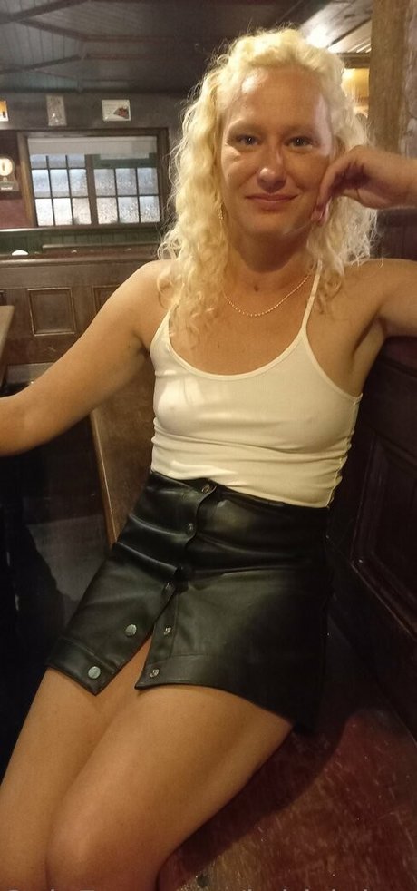 Britishbralesshotwifex