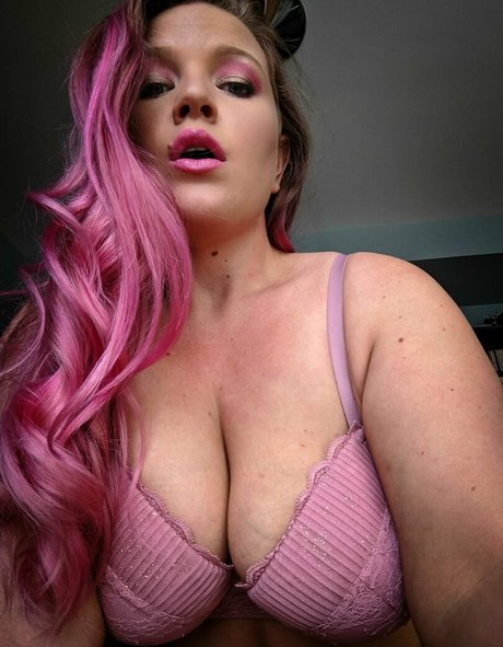 Pinkcurvyblonde
