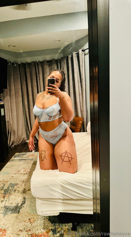 Nacktes geleaktes OnlyFans-Foto von Rawhoneyxx