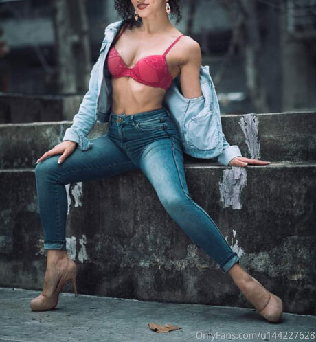 Pinkalinacurlydancer