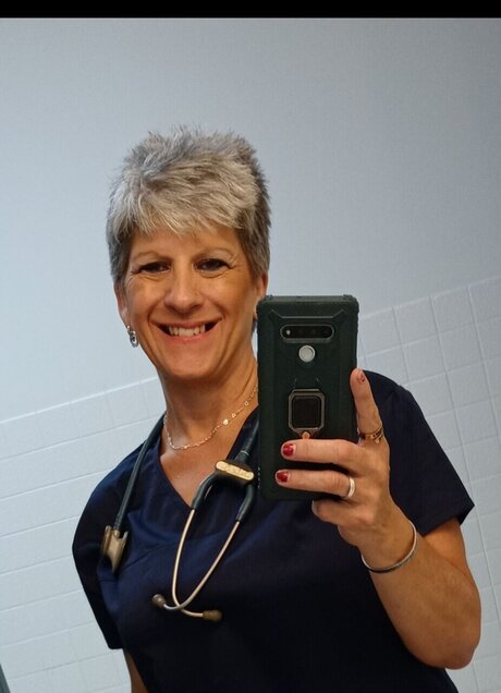 Nacktes geleaktes OnlyFans-Foto von Small Town Nurse