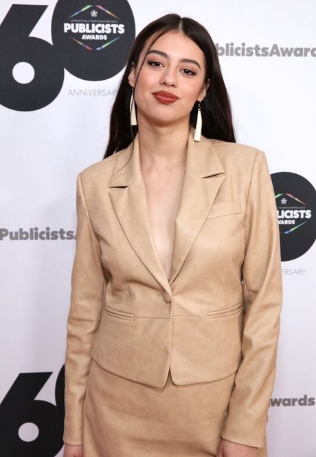 Nacktes geleaktes OnlyFans-Foto von Amber Midthunder