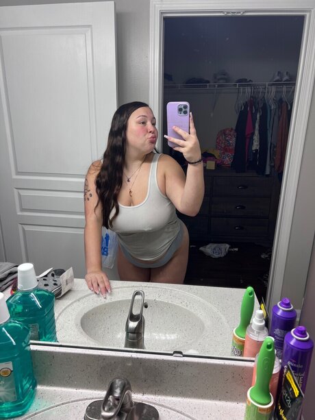 Nacktes geleaktes OnlyFans-Foto von Trinababyyy