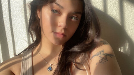 Nacktes geleaktes OnlyFans-Foto von Mirrbaby