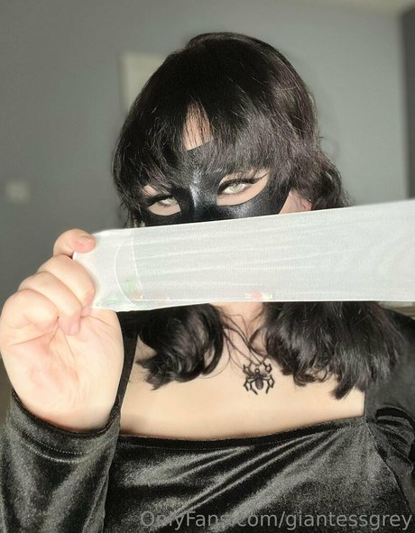 Giantessgrey