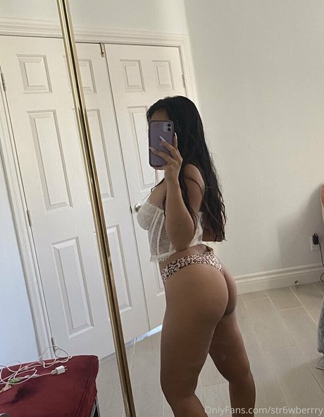 Nacktes geleaktes OnlyFans-Foto von Str6wberrry