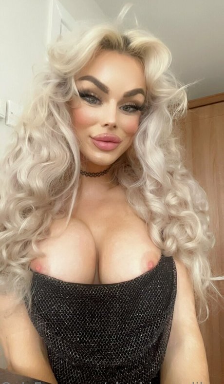Nacktes geleaktes OnlyFans-Foto von Xbarbiemalibux