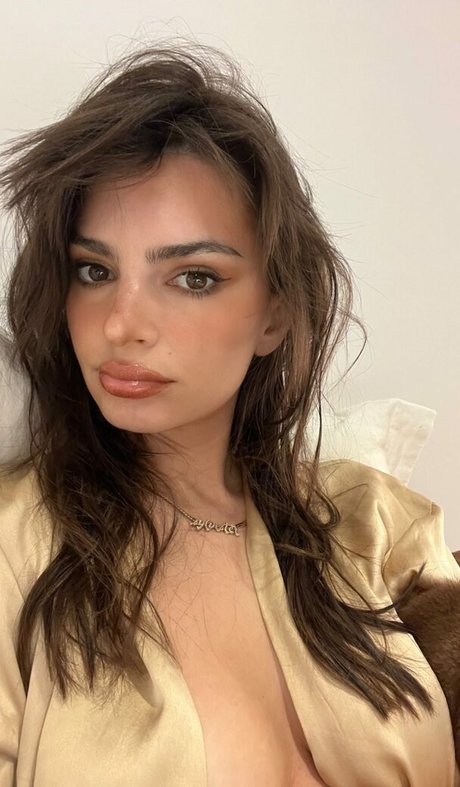 Emily Ratajkowski