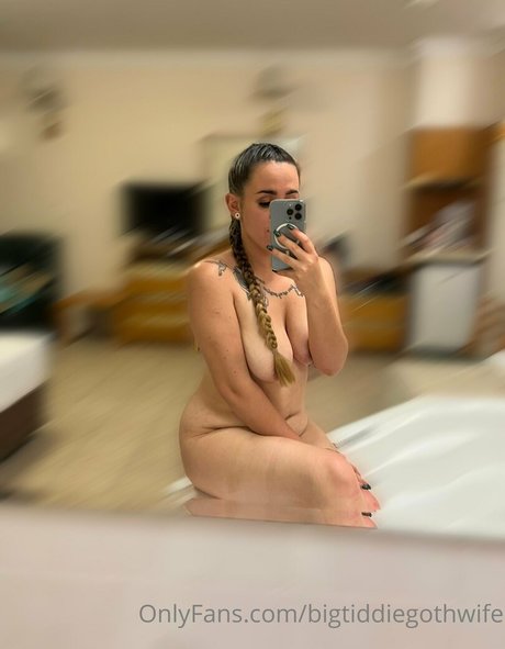 Bigtiddiegothwife
