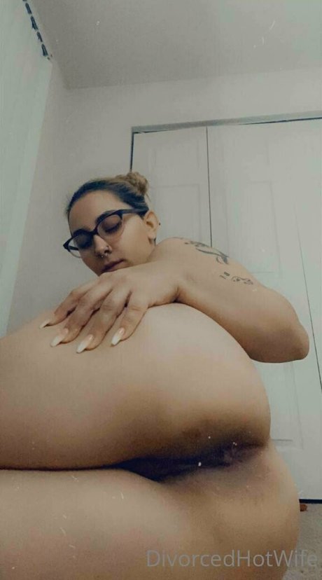 Divorcedhotwife