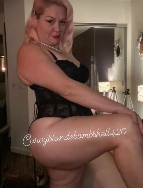 Curvyblondebombshell420
